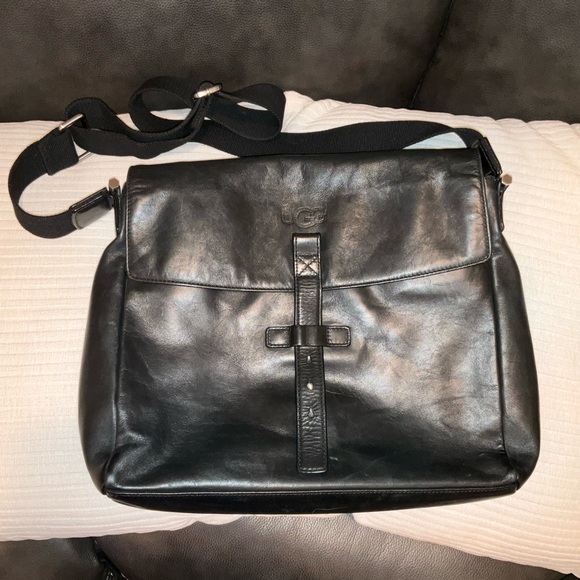 UGG MEN'S BRANFORD SLIM MESSENGERLEATHER BAG